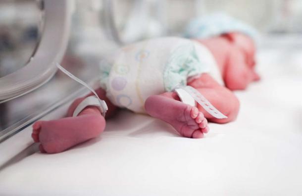 Médicos salvan a bebé del vientre de su madre muerta en México