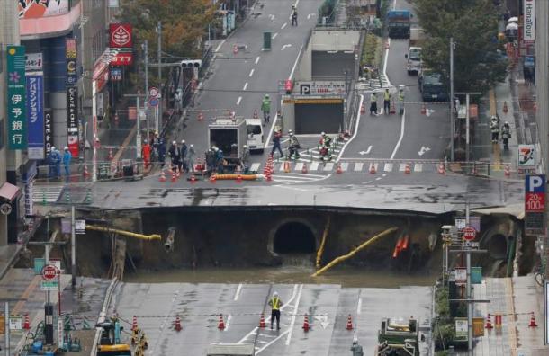 VIDEO: Enorme agujero en calle de Japón amenaza con tragarse varios edificios