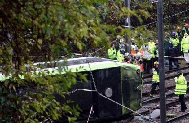 Descarriló un tranvía cerca de Londres: al menos 5 muertos y 50 heridos