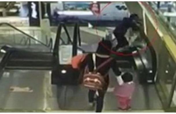 Video: Muere bebé al caer de los brazos de su abuela en escalera eléctrica