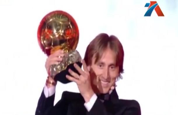 Luca Modric recibe el premio al mejor jugador de la temporada