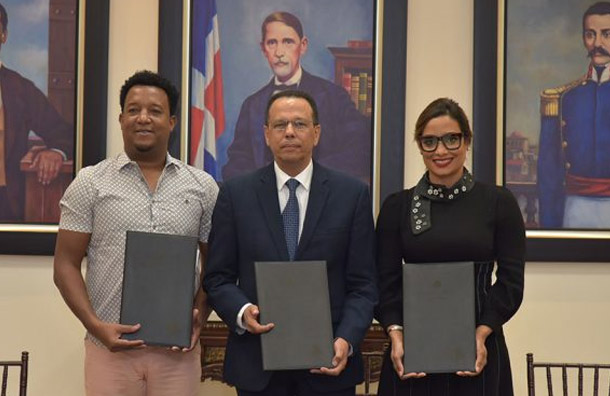 Ministerio de Educación firma acuerdo con Pedro Martínez
