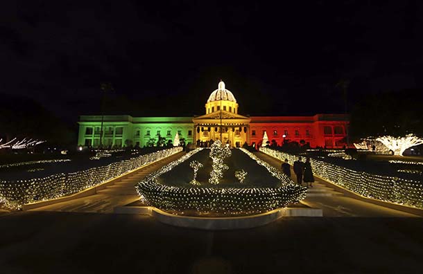 Encienden luces de navidad en el Palacio Nacional